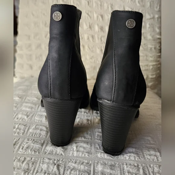 Daisy Fuentes Black Heeled Ankle Boots - Picture 2 of 8